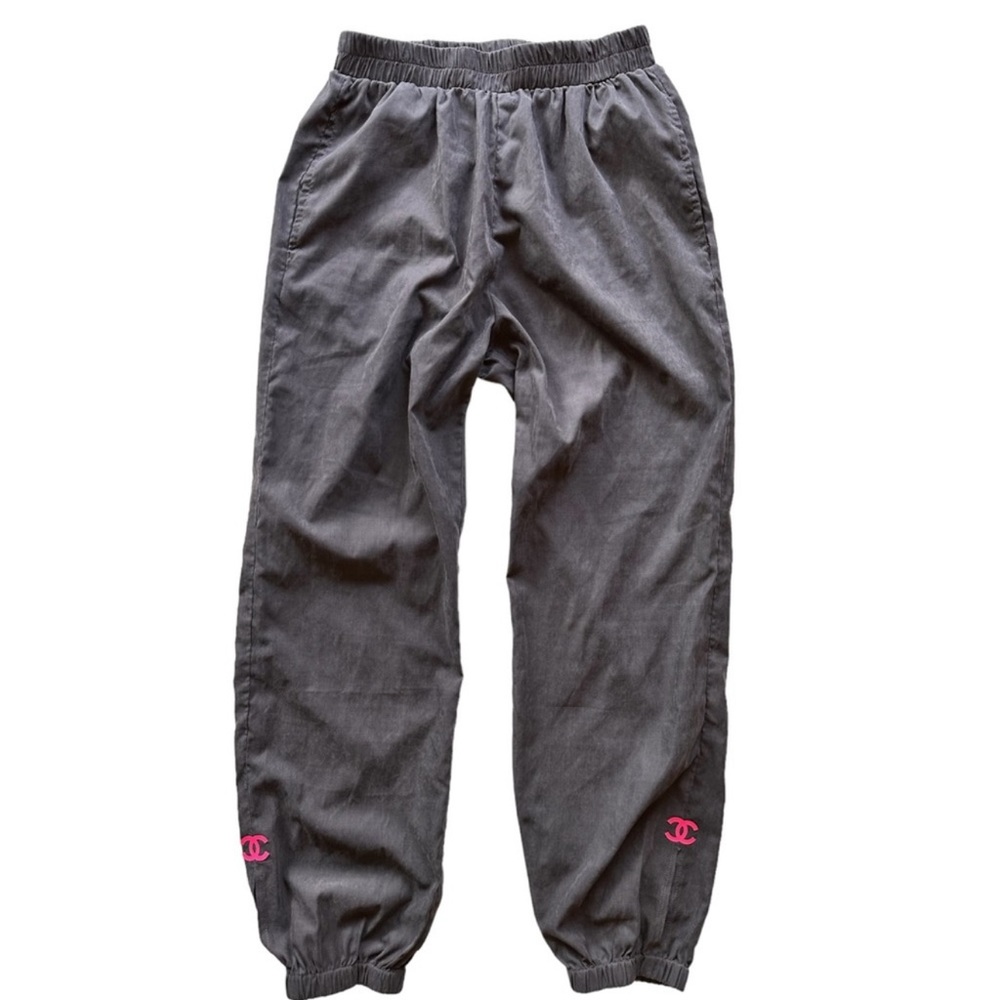 SOLD ❌ Chanel Dark Grey Joggers Pink CC Logo - Picture 4 of 15